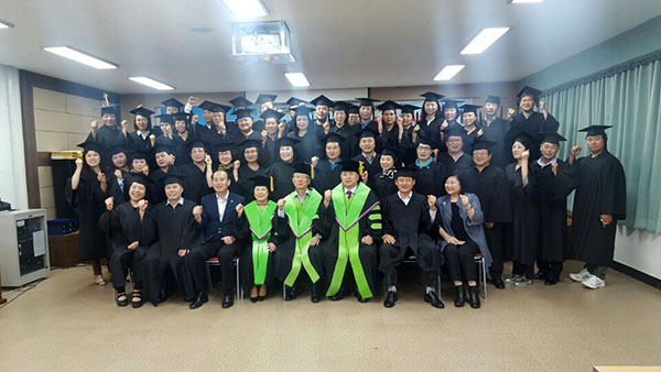 50 Merchants in Dongducheon-si Proudly Put on Their Graduation Caps!
